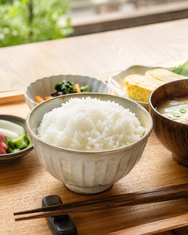 食卓に並ぶ炊き立てご飯